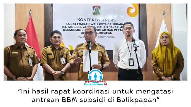 
 Wakil Wali Kota Balikpapan, Dr. Ir. H. Bagus Susetyo, MM., didampingi Sales Area Manager Retail Kalimantan Timur dan Utara (SAM Kaltimut) Pertamina Patra Niaga, Narotama Aulia Fajri, saat memberikan penjelasan terkait penyaluran BBM bersubsidi jenis Pertalite dan Biosolar di Kota Balikpapan, Senin (24/8/2026). Foto: M Hilmansyah.