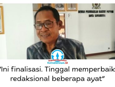 Ketua Bapemperda DPRD Kota Samarinda, Kamaruddin, menjelaskan pembahasan Raperda Perubahan APBD 2026 telah memasuki tahap finalisasi, dengan fokus pada penyelarasan dan penyempurnaan redaksional. Foto: Yana Ashari.