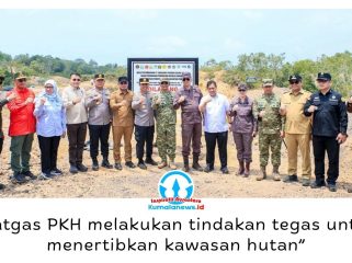 Pemasangan plang penguasaan kembali kawasan hutan oleh Kasum TNI Letjen TNI Richard Tampubolon bersama Jampidsus Kejaksaan Agung Kuntadi di kawasan Tahura Bukit Soeharto, Kalimantan Timur, Senin (31/8/2026). Foto: M Hilmansyah.