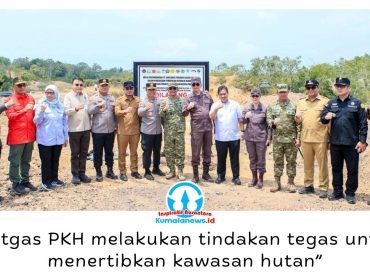 Pemasangan plang penguasaan kembali kawasan hutan oleh Kasum TNI Letjen TNI Richard Tampubolon bersama Jampidsus Kejaksaan Agung Kuntadi di kawasan Tahura Bukit Soeharto, Kalimantan Timur, Senin (31/8/2026). Foto: M Hilmansyah.