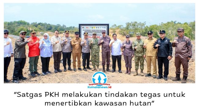 Pemasangan plang penguasaan kembali kawasan hutan oleh Kasum TNI Letjen TNI Richard Tampubolon bersama Jampidsus Kejaksaan Agung Kuntadi di kawasan Tahura Bukit Soeharto, Kalimantan Timur, Senin (31/8/2026). Foto: M Hilmansyah.