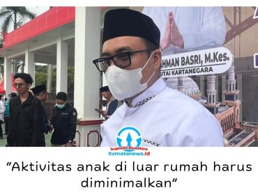 Bupati Kukar Aulia Rahman Basri menyampaikan penerapan pembelajaran jarak jauh (PJJ) bagi siswa PAUD hingga SMP untuk mengurangi aktivitas anak di luar rumah di tengah meningkatnya kasus ISPA, usai salat istisqa dan doa bersama di Kantor Bupati Kukar, Rabu (2/9/2026). Foto: Fairuzzabady.
