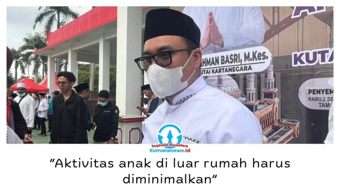 
 Bupati Kukar Aulia Rahman Basri menyampaikan penerapan pembelajaran jarak jauh (PJJ) bagi siswa PAUD hingga SMP untuk mengurangi aktivitas anak di luar rumah di tengah meningkatnya kasus ISPA, usai salat istisqa dan doa bersama di Kantor Bupati Kukar, Rabu (2/9/2026). Foto: Fairuzzabady.