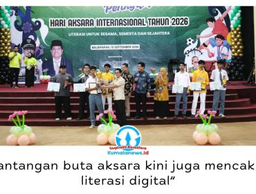 Wali Kota Balikpapan Dr. H. Rahmad Mas’ud, S.E., M.E. menyerahkan penghargaan pada puncak peringatan Hari Aksara Internasional 2026 yang dirangkai dengan Festival Pendidikan Nonformal (PN Fest) 2026 di BSCC Dome, Kamis (10/9/2026). Foto: M Hilmansyah.