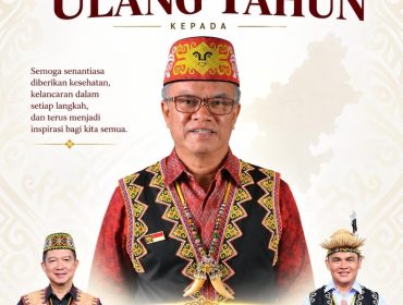 Ketua Umum DAD Kaltim H. Viktor Yuan bersama Sekretaris Umum Hendrik Tandoh menyampaikan ucapan selamat ulang tahun kepada Dr. H. Syaharie Jaang, sekaligus mendoakan kesehatan, umur panjang, keberkahan, dan kelancaran dalam pengabdiannya kepada masyarakat.