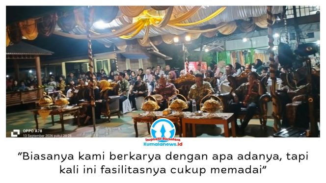 
 Perjuangan panjang para seniman muda Sanggar Pilar Samarinda berbuah haru. Pembina Sanggar Pilar, Iwan, tak kuasa menahan air mata saat menyaksikan anak didiknya tampil dalam Malam Pertunjukan Gema Gawi Gau Fest 2026: Hikayat Balo Lipa di Kampung Ketupat Samarinda, Minggu (13/9/2026) malam. Foot: Yana Ashari.