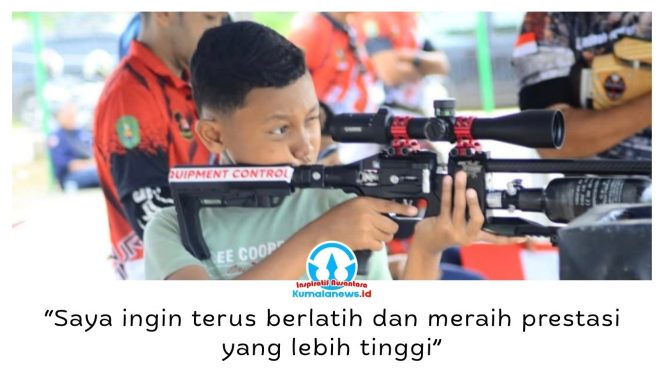 
 Muhammad Gavin Al Miszha saat menerima penghargaan dari SMP Negeri 1 Tenggarong yang diserahkan langsung oleh Kepala Sekolah Imam Huzaeni sebagai bentuk apresiasi atas prestasinya. Foto Dok: Predi Ariyanto.