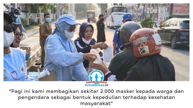 
 Ketua Bidang Preventif Olahraga Yayasan Jantung Indonesia (YJI), Siti Kotidjah, membagikan sekitar 2.000 masker kepada warga dan pengendara di Balikpapan, Kalimantan Timur, Senin (14/9/2026), sebagai upaya mencegah dampak paparan kabut asap. Foto: M Hilmansyah.