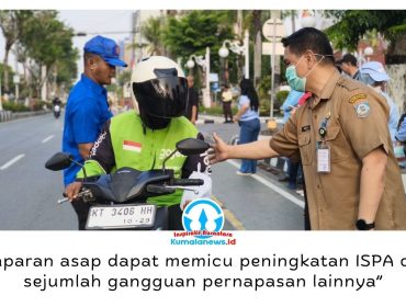 Ketua Tim Kerja Penyakit Tidak Menular dan Kesehatan Jiwa Dinkes Kota Balikpapan, dr. Agus Iriansyah, membagikan masker kepada warga Balikpapan sebagai upaya mengurangi risiko gangguan pernapasan akibat paparan kabut asap, Senin (14/9/2026). Foto: M Hilmansyah.