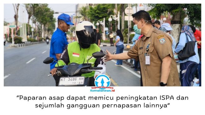 
 Ketua Tim Kerja Penyakit Tidak Menular dan Kesehatan Jiwa Dinkes Kota Balikpapan, dr. Agus Iriansyah, membagikan masker kepada warga Balikpapan sebagai upaya mengurangi risiko gangguan pernapasan akibat paparan kabut asap, Senin (14/9/2026). Foto: M Hilmansyah.