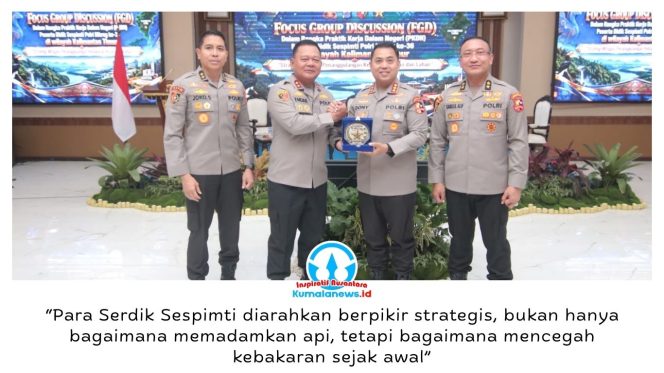 
 Ketua Senat Serdik Sespimti Angkatan 36, Kombes Pol Donny Alexander, didampingi Widyaiswara Kepolisian Utama Tingkat I Sespim Lemdiklat Polri, Irjen Pol Sabilul Alif dan Irjen Pol Joko Setiono, menyerahkan cendera mata kepada Kapolda Kaltim, Irjen Pol Endar Priantoro, Senin (14/9/2026). Foto: M Hilmansyah.