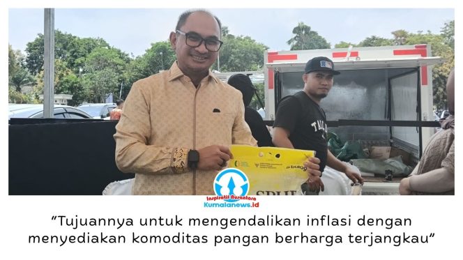 
 Direktur Utama Perumda Manuntung Sukses Kota Balikpapan, Andi Sangkuru, memperlihatkan beras SPHP yang menjadi salah satu komoditas pangan yang cepat terserap dalam pasar murah Mahligai Nusantara 2026 di BSCC Dome Balikpapan, Sabtu (12/9/2026). Foto: M Hilmansyah.