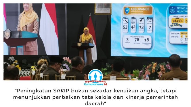 
 Inspektur Kota Balikpapan, Silvia Rahmadina, menyampaikan laporan pada Penganugerahan Wali Kota Award Bidang Pengawasan 2026, yang menjadi rangkaian puncak Rakorwas Kota Balikpapan di Aula Pemkot Balikpapan, Senin (14/9/2026). Foto: M Hilmansyah.