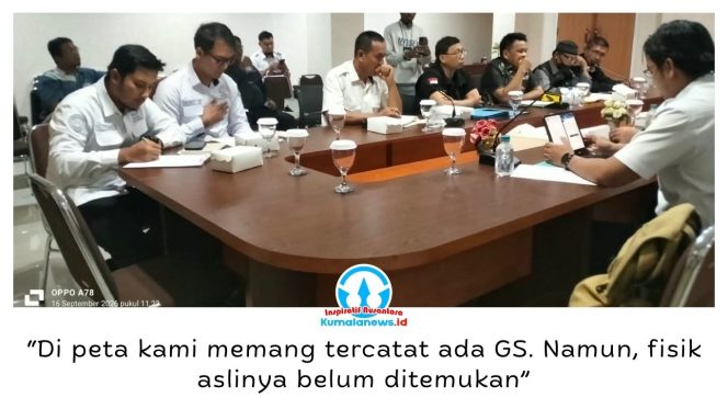 
 Plt. Kepala Seksi Survei dan Pemetaan Kantor Pertanahan Kota Samarinda, Fajar Buyung Permadi atau Buyung, memberikan keterangan terkait status Gambar Situasi (GS) dalam Rapat Hearing Komisi I DPRD Kota Samarinda, Rabu (16/9/2026). Berdasarkan pengecekan spasial, bidang tanah yang dipersoalkan tercatat memiliki GS, meski arsip fisik aslinya belum ditemukan. Foto: Yana Ashari.