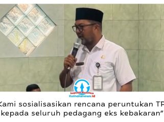 Kepala Disdag Kota Balikpapan, Haemusri Umar, menyampaikan sosialisasi kepada pedagang korban kebakaran Pasar Sepinggan di Kantor UPTD Pasar Sepinggan, Kamis (17/9/2026). Foto: M Hilmansyah.