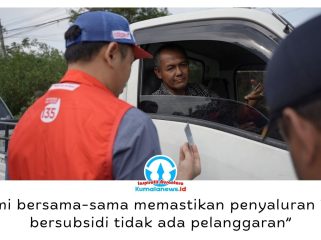 Tim Satgas memeriksa kendaraan dalam penerapan sistem ganjil-genap penyaluran BBM bersubsidi di SPBU KM 15 Balikpapan, Jumat (18/9/2026). Foto: M Hilmansyah.