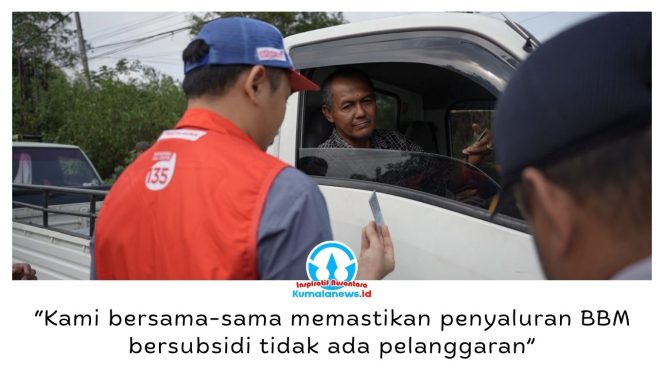 
 Tim Satgas memeriksa kendaraan dalam penerapan sistem ganjil-genap penyaluran BBM bersubsidi di SPBU KM 15 Balikpapan, Jumat (18/9/2026). Foto: M Hilmansyah.