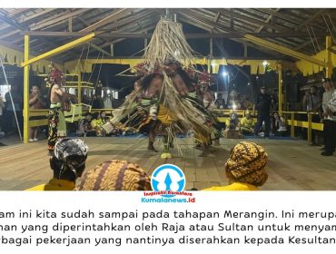 Prosesi Merangin digelar menjelang puncak Erau Adat Kuta Kesultanan Kutai Kartanegara Ing Martadipura di Tenggarong. Ritual sakral ini menjadi simbol awal perjalanan para Belian dalam menjalankan perintah Sultan. Foto: Fairuzzabady.