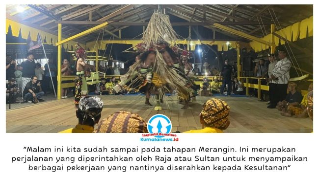 Prosesi Merangin digelar menjelang puncak Erau Adat Kuta Kesultanan Kutai Kartanegara Ing Martadipura di Tenggarong. Ritual sakral ini menjadi simbol awal perjalanan para Belian dalam menjalankan perintah Sultan. Foto: Fairuzzabady.