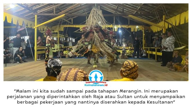 
 Prosesi Merangin digelar menjelang puncak Erau Adat Kuta Kesultanan Kutai Kartanegara Ing Martadipura di Tenggarong. Ritual sakral ini menjadi simbol awal perjalanan para Belian dalam menjalankan perintah Sultan. Foto: Fairuzzabady.