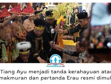 Sultan Kutai Kartanegara Ing Martadipura ke-XXI, Aji Muhammad Arifin, bersama kerabat Kesultanan dan sejumlah pejabat saat melaksanakan prosesi sakral pendirian Tiang Ayu dalam rangkaian Erau Adat Kutai 2026 di Tenggarong, Minggu (20/9/2026).
