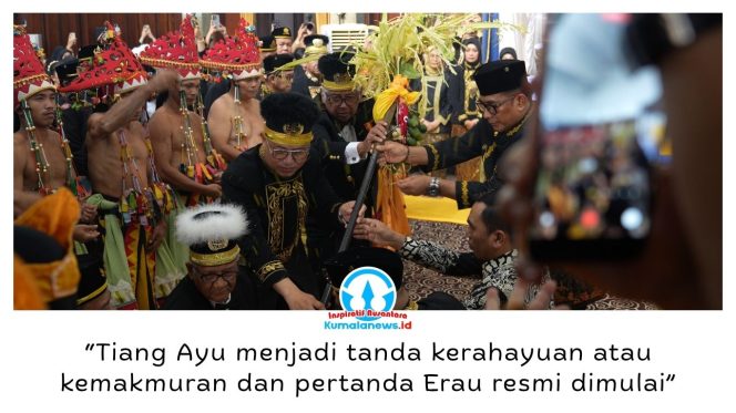 
 Sultan Kutai Kartanegara Ing Martadipura ke-XXI, Aji Muhammad Arifin, bersama kerabat Kesultanan dan sejumlah pejabat saat melaksanakan prosesi sakral pendirian Tiang Ayu dalam rangkaian Erau Adat Kutai 2026 di Tenggarong, Minggu (20/9/2026).