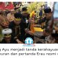Sultan Kutai Kartanegara Ing Martadipura ke-XXI, Aji Muhammad Arifin, bersama kerabat Kesultanan dan sejumlah pejabat saat melaksanakan prosesi sakral pendirian Tiang Ayu dalam rangkaian Erau Adat Kutai 2026 di Tenggarong, Minggu (20/9/2026).
