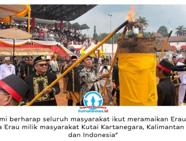 Bupati Kutai Kartanegara Aulia Rahman Basri bersama Asisten Deputi Kementerian Pariwisata saat menyalakan api Obor Brong sebagai tanda resmi dibukanya Erau Adat Kutai Kesultanan Kutai Kartanegara Ing Martadipura 2026 di Stadion Rondong Demang, Tenggarong, Minggu (20/9/2026). Foto: Fairuzzabady.