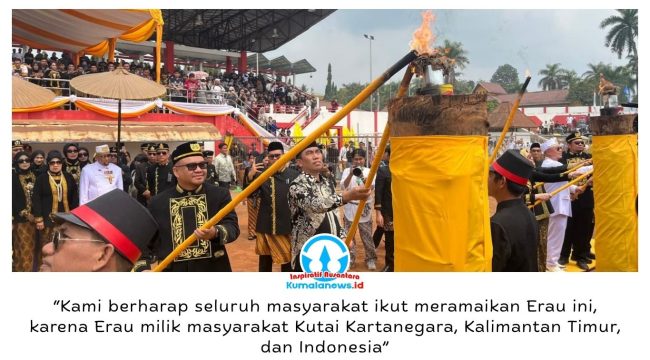 Bupati Kutai Kartanegara Aulia Rahman Basri bersama Asisten Deputi Kementerian Pariwisata saat menyalakan api Obor Brong sebagai tanda resmi dibukanya Erau Adat Kutai Kesultanan Kutai Kartanegara Ing Martadipura 2026 di Stadion Rondong Demang, Tenggarong, Minggu (20/9/2026). Foto: Fairuzzabady.