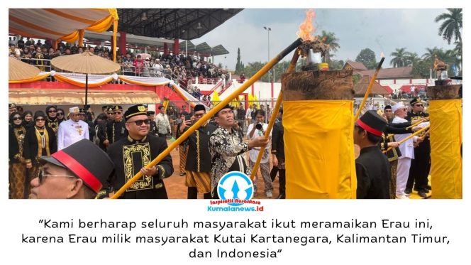 
 Bupati Kutai Kartanegara Aulia Rahman Basri bersama Asisten Deputi Kementerian Pariwisata saat menyalakan api Obor Brong sebagai tanda resmi dibukanya Erau Adat Kutai Kesultanan Kutai Kartanegara Ing Martadipura 2026 di Stadion Rondong Demang, Tenggarong, Minggu (20/9/2026). Foto: Fairuzzabady.