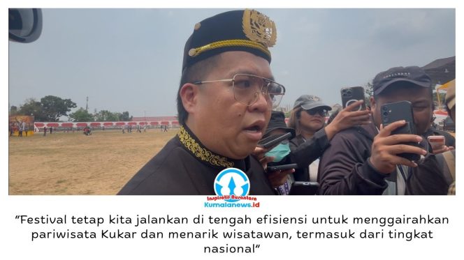 
 Wakil Bupati Kutai Kartanegara Rendi Solihin menyampaikan komitmen Pemkab Kukar mendorong pengembangan pariwisata dan festival daerah di tengah kebijakan efisiensi anggaran, usai opening ceremony Erau Adat Kutai 2026 di Stadion Rondong Demang, Tenggarong, Minggu (20/9/2026). Foto: Fairuzzabady.