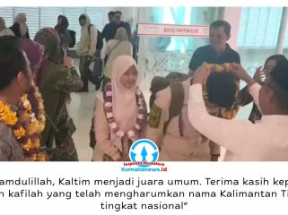 Wali Kota Balikpapan Rahmad Mas’ud mengalungkan bunga kepada Gubernur Kaltim Rudy Mas’ud saat penyambutan rombongan kafilah MTQ Nasional XXXI yang meraih juara umum di Bandara SAMS Sepinggan Balikpapan, Minggu (20/9/2026). Foto: M Hilmansyah.