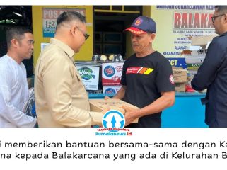 Bupati Kutai Kartanegara Aulia Rahman Basri, menyerahkan bantuan kepada relawan karhutla di Tenggarong. Foto: Fairuzzabady.