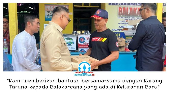 
 Bupati Kutai Kartanegara Aulia Rahman Basri, menyerahkan bantuan kepada relawan karhutla di Tenggarong. Foto: Fairuzzabady.
