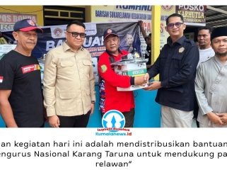 Ketua Karang Taruna Kalimantan Timur Hendra didampingi Bupati Kutai Kartanegara Aulia Rahman Basri menyerahkan bantuan kepada relawan karhutla di Tenggarong. Foto: Fairuzzabady.