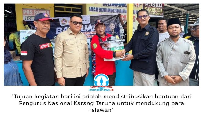 
 Ketua Karang Taruna Kalimantan Timur Hendra didampingi Bupati Kutai Kartanegara Aulia Rahman Basri menyerahkan bantuan kepada relawan karhutla di Tenggarong. Foto: Fairuzzabady.