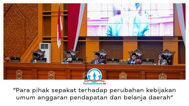 
 Plt Sekretaris DPRD Kota Samarinda Yosua Laden saat membacakan nota kesepakatan Perubahan KUA dan PPAS APBD Tahun Anggaran 2026 dalam Rapat Paripurna Masa Persidangan III di DPRD Kota Samarinda, Senin (21/9/2026) malam. Foto: Yana Ashari.