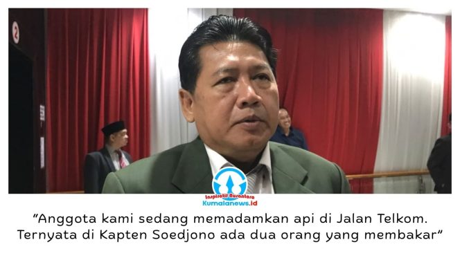 
 Kepala Disdamkarmat Kota Samarinda Hendra AH menyampaikan adanya aktivitas pembakaran saat personel Damkar tengah menangani kebakaran di kawasan Jalan Telkom. Foto: Beby.