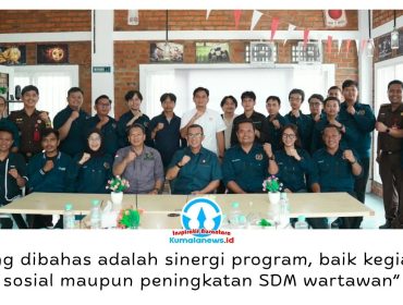 Jajaran Kejari Kutai Kartanegara bersama pengurus PWI Kukar berfoto bersama usai audiensi dan pembahasan pembentukan Forum Wartawan Kejaksaan (FORWAKA), Selasa (22/9/2026).