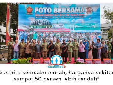 Pangdam VI/Mulawarman Mayjen TNI Krido Pramono bersama istri, Danlanud Dhomber dan Danlanal Balikpapan beserta istri, usai menyerahkan bantuan sembako kepada warga kurang mampu dalam rangka HUT ke-81 TNI di Makodam VI/Mulawarman, Selasa (22/9/2026). Foto: M Hilmansyah.
