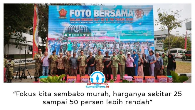 
 Pangdam VI/Mulawarman Mayjen TNI Krido Pramono bersama istri, Danlanud Dhomber dan Danlanal Balikpapan beserta istri, usai menyerahkan bantuan sembako kepada warga kurang mampu dalam rangka HUT ke-81 TNI di Makodam VI/Mulawarman, Selasa (22/9/2026). Foto: M Hilmansyah.