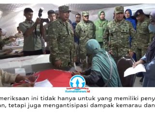 Pangdam VI/Mulawarman Mayjen TNI Krido Pramono bersama Ketua Persit KCK Daerah VI/Mulawarman Syantik Krido Pramono meninjau kegiatan bakti kesehatan dalam rangka HUT ke-81 TNI di Makodam VI/Mulawarman, Selasa (22/9/2026). Foto: M Hilmansyah.