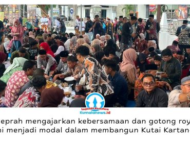 Tradisi BeSeprah menjadi bagian dari rangkaian Erau Adat Kuta Kesultanan Kutai Kartanegara Ing Martadipura 2026. Ratusan warga, pejabat daerah, dan kerabat Kesultanan duduk bersama menikmati hidangan dalam suasana akrab di depan Museum Mulawarman Tenggarong, Kamis (24/9/2026) pagi. Foto: Fairuzzabady.