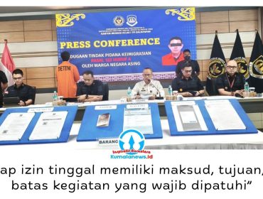 Kepala Kanwil Ditjen Imigrasi Kaltim Nurudin bersama jajaran memperlihatkan barang bukti dalam perkara dugaan pelanggaran keimigrasian dengan tersangka JG saat konferensi pers di Kanim Kelas I TPI Balikpapan, Kamis (24/9/2026). Foto: M Hilmansyah.