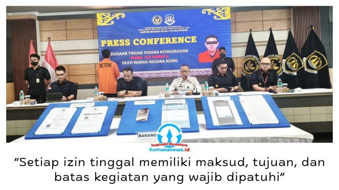
 Kepala Kanwil Ditjen Imigrasi Kaltim Nurudin bersama jajaran memperlihatkan barang bukti dalam perkara dugaan pelanggaran keimigrasian dengan tersangka JG saat konferensi pers di Kanim Kelas I TPI Balikpapan, Kamis (24/9/2026). Foto: M Hilmansyah.