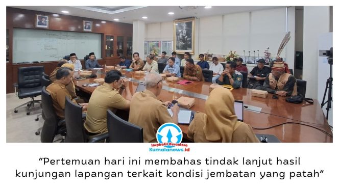 
 Rapat Koordinasi Penanganan Jembatan Patah di Desa Bukit Pariaman, Kecamatan Tenggarong Seberang, yang difasilitasi Pemerintah Kabupaten Kutai Kartanegara. Foto: Indirwan.