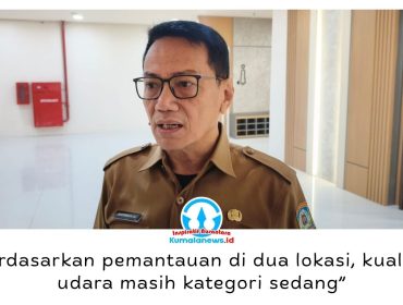 Kepala DLH Kota Balikpapan, Sudirman Djayaleksana, menjelaskan dua perangkat AQMS di Kantor DLH dan kawasan Balikpapan Baru digunakan untuk memantau kualitas udara secara real time. Foto: M Hilmansyah.