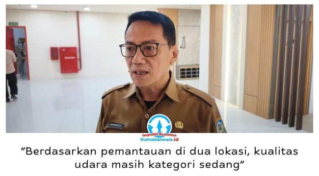 Kepala DLH Kota Balikpapan, Sudirman Djayaleksana, menjelaskan dua perangkat AQMS di Kantor DLH dan kawasan Balikpapan Baru digunakan untuk memantau kualitas udara secara real time. Foto: M Hilmansyah.