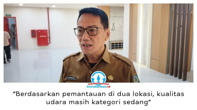
 Kepala DLH Kota Balikpapan, Sudirman Djayaleksana, menjelaskan dua perangkat AQMS di Kantor DLH dan kawasan Balikpapan Baru digunakan untuk memantau kualitas udara secara real time. Foto: M Hilmansyah.