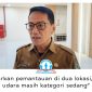 Kepala DLH Kota Balikpapan, Sudirman Djayaleksana, menjelaskan dua perangkat AQMS di Kantor DLH dan kawasan Balikpapan Baru digunakan untuk memantau kualitas udara secara real time. Foto: M Hilmansyah.